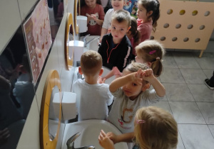 Dzieci podczas mycia rąk.